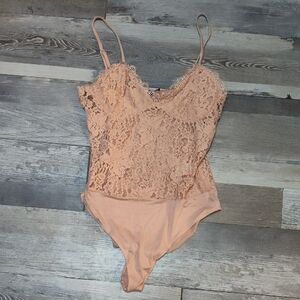 5/$25 SALE Forever 21 Size Medium Peach Lace Bodysuit